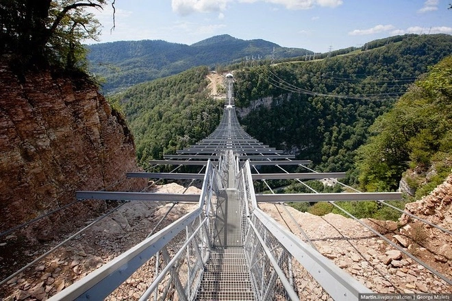 Cầu treo đi bộ dài nhất thế giới - 2