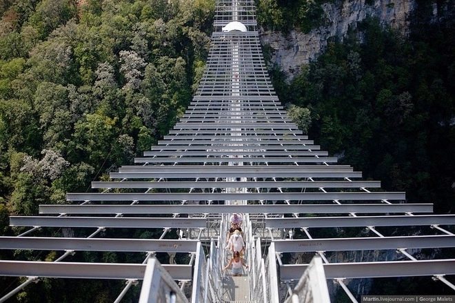 Cầu treo đi bộ dài nhất thế giới - 9