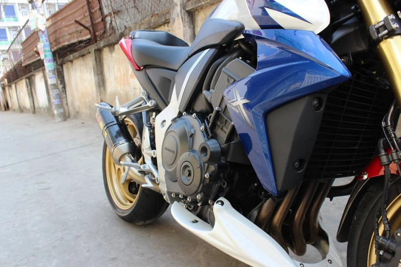 Cb1000r hrc độ pô akrapovic kèm mấy món rizoma - 3