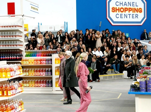 Chanel dựng catwalk ở siêu thị - 4