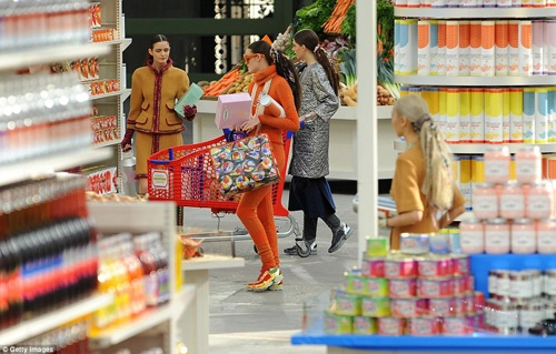 Chanel dựng catwalk ở siêu thị - 5