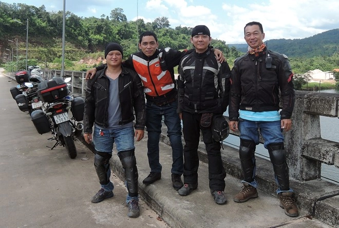 Chinh phục 5000km qua malaysia bằng xe máy của 4 chàng trai việt - 1