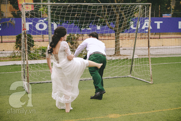 Chuyện tình hai số 0 và bộ ảnh cưới hài hước chụp tại sân bóng - 5