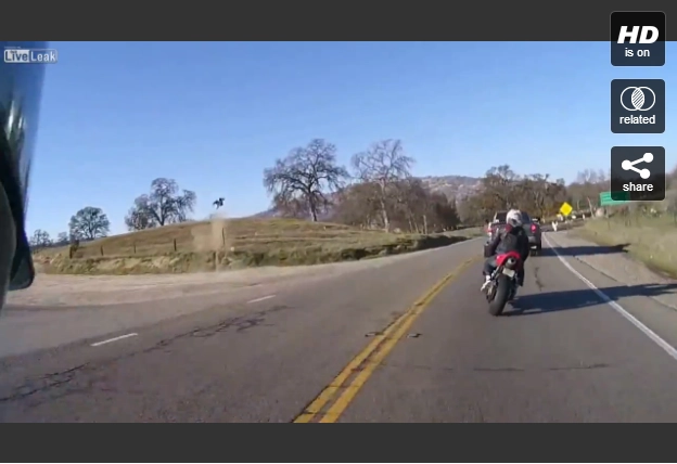 clip biker gặp tại nạn nguy hiểm chỉ vào đường cua lỗi - 2