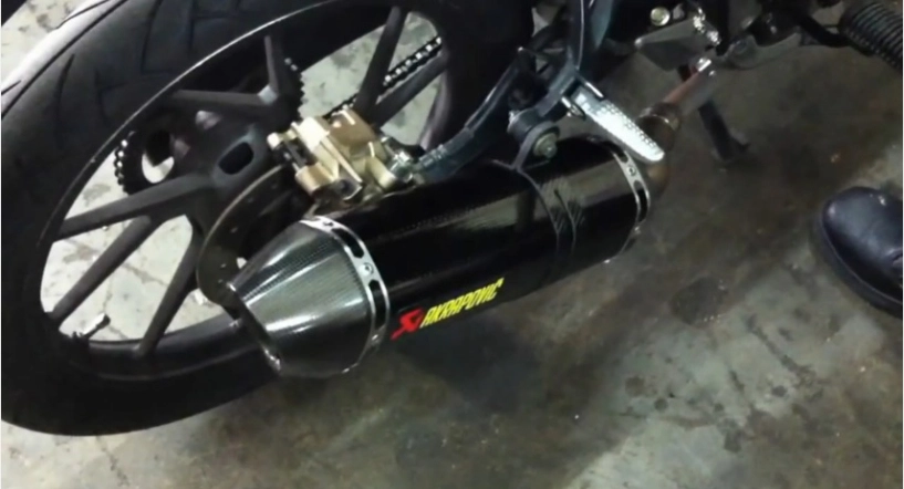 clip text pô akrapovic cho raider - 1