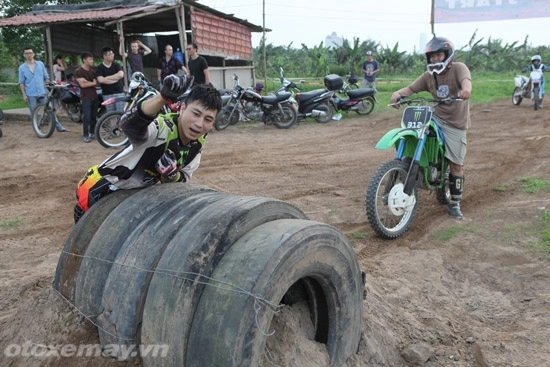 Dân chơi cào cào tự làm sân tập bay tại hà nội - 2