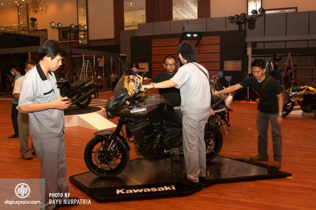 Dàn xế khủng hùng hậu trước giờ khai mạc triển lãm môtô indonesia - 23