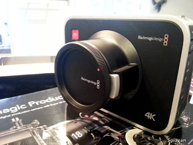 Đập hộp máy quay blackmagic 4k production - 6