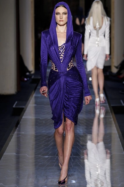 Đồ couture versace 2014 tràn ngập mũ trùm đầu và pha lê - 3