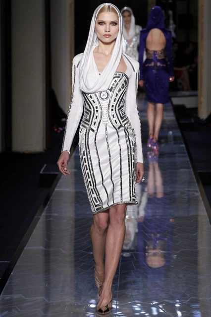 Đồ couture versace 2014 tràn ngập mũ trùm đầu và pha lê - 4