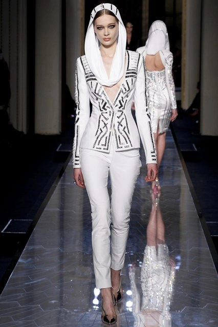 Đồ couture versace 2014 tràn ngập mũ trùm đầu và pha lê - 5