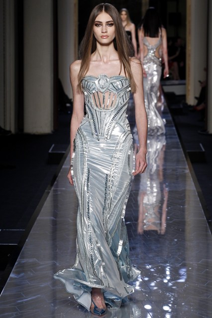 Đồ couture versace 2014 tràn ngập mũ trùm đầu và pha lê - 13