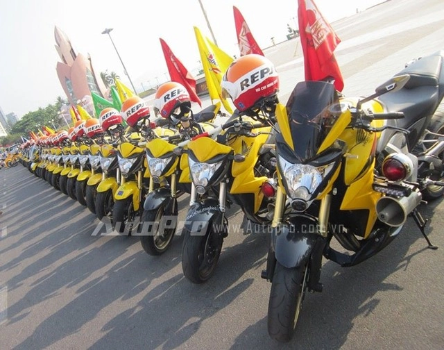 Đoàn môtô dẫn đoàn với tông màu vàng chói tại nha trang - 4