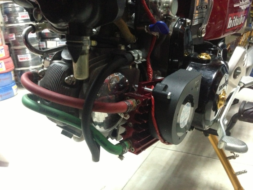 Dream đỏ độ chất cùng dàn xe khủng trong nhà - 7