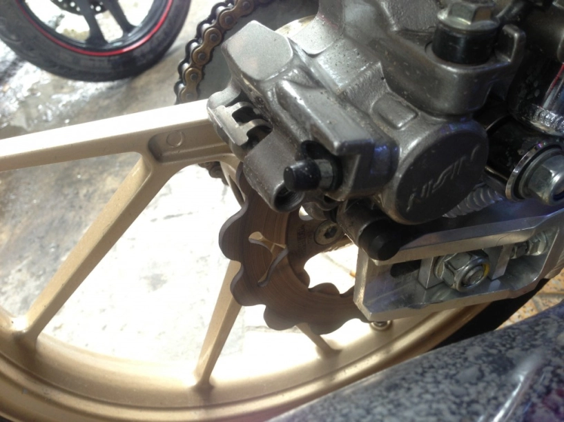 Dream đỏ độ chất cùng dàn xe khủng trong nhà - 10