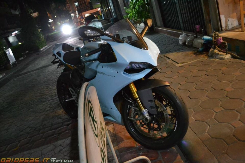 Ducati 1199 panigale s cô đơn tại quán cà phê - 6