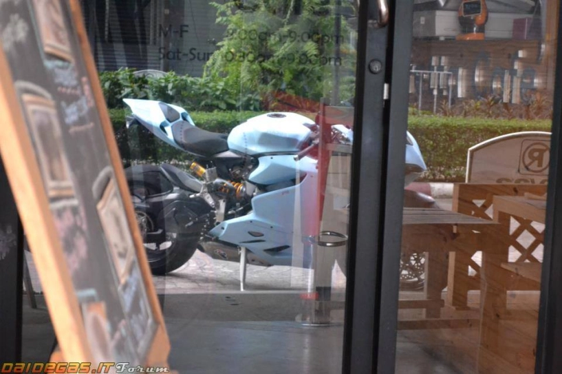 Ducati 1199 panigale s cô đơn tại quán cà phê - 7