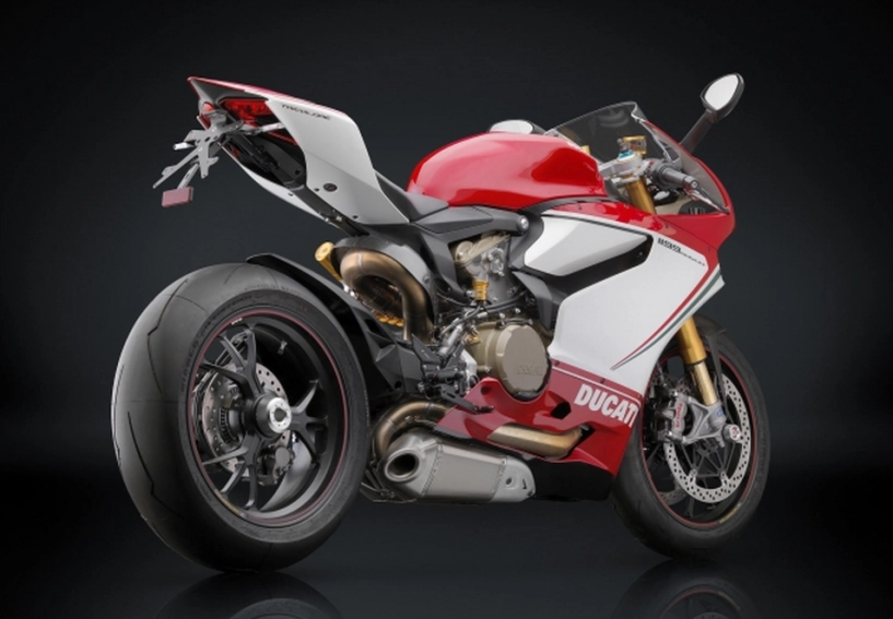 Ducati 1199 panigale s khác lạ với dàn đồ chơi khủng - 2