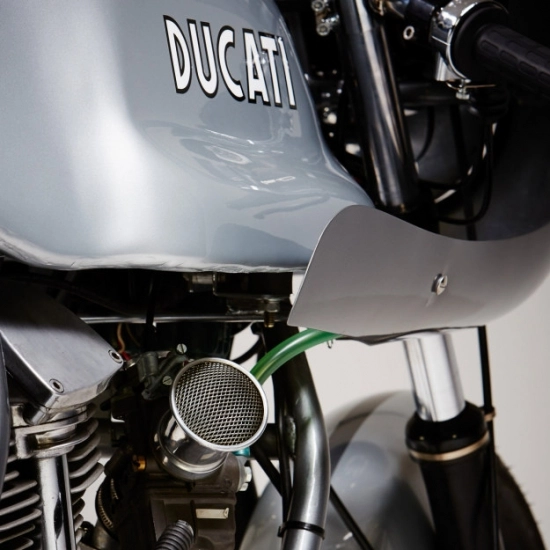 Ducati 860 gt độ cafe racer trái tim ý trong vẻ đẹp anh - 8