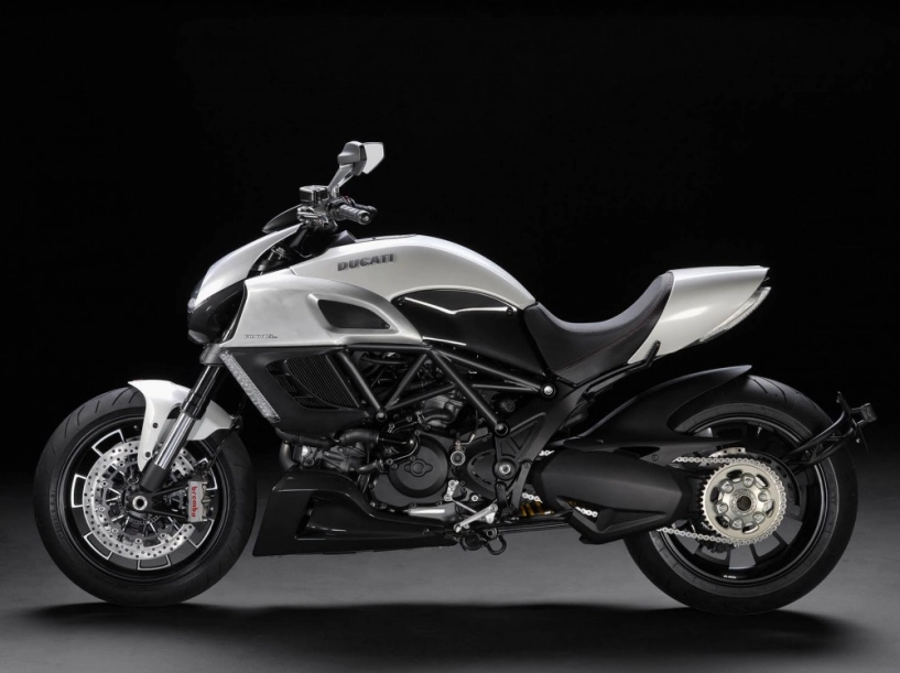 Ducati diavel đứa con lai ác quỷ của 2 dòng nakedbike và cruiser - 1