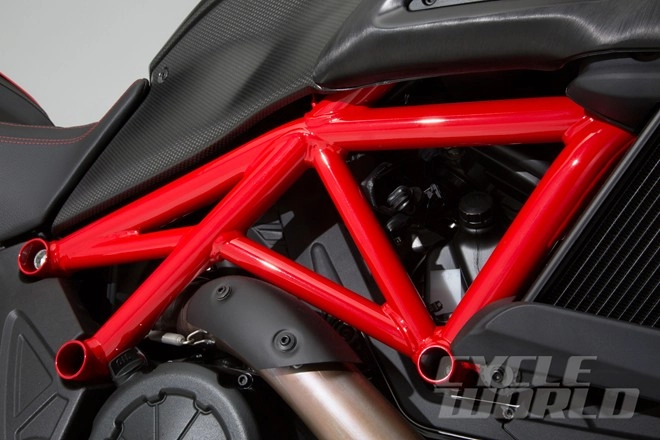 Ducati giới thiệu mẫu diavel 2015 - 16