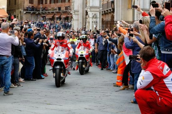 Ducati làm nóng chặng 6 giải đua motogp 2015 tại ý - 1