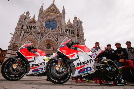 Ducati làm nóng chặng 6 giải đua motogp 2015 tại ý - 2