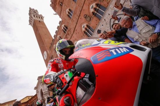 Ducati làm nóng chặng 6 giải đua motogp 2015 tại ý - 6