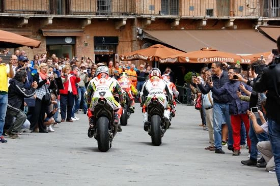 Ducati làm nóng chặng 6 giải đua motogp 2015 tại ý - 7
