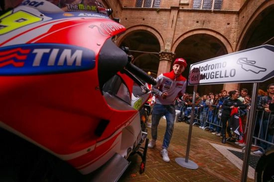 Ducati làm nóng chặng 6 giải đua motogp 2015 tại ý - 8