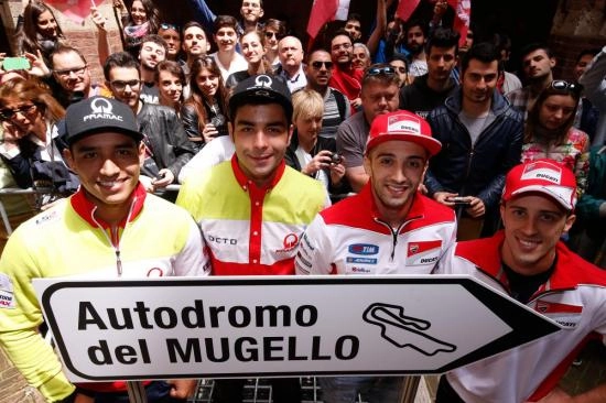 Ducati làm nóng chặng 6 giải đua motogp 2015 tại ý - 9