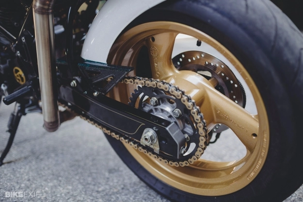 Ducati monster 750 độ hầm hố của một nữ biker viết báo - 9
