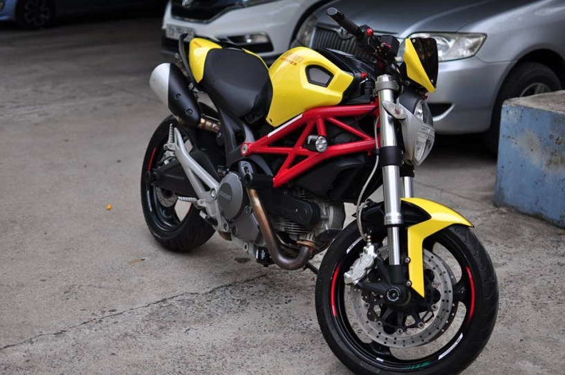 Ducati monster 795 độ nổi bật với tông vàng đỏ - 1