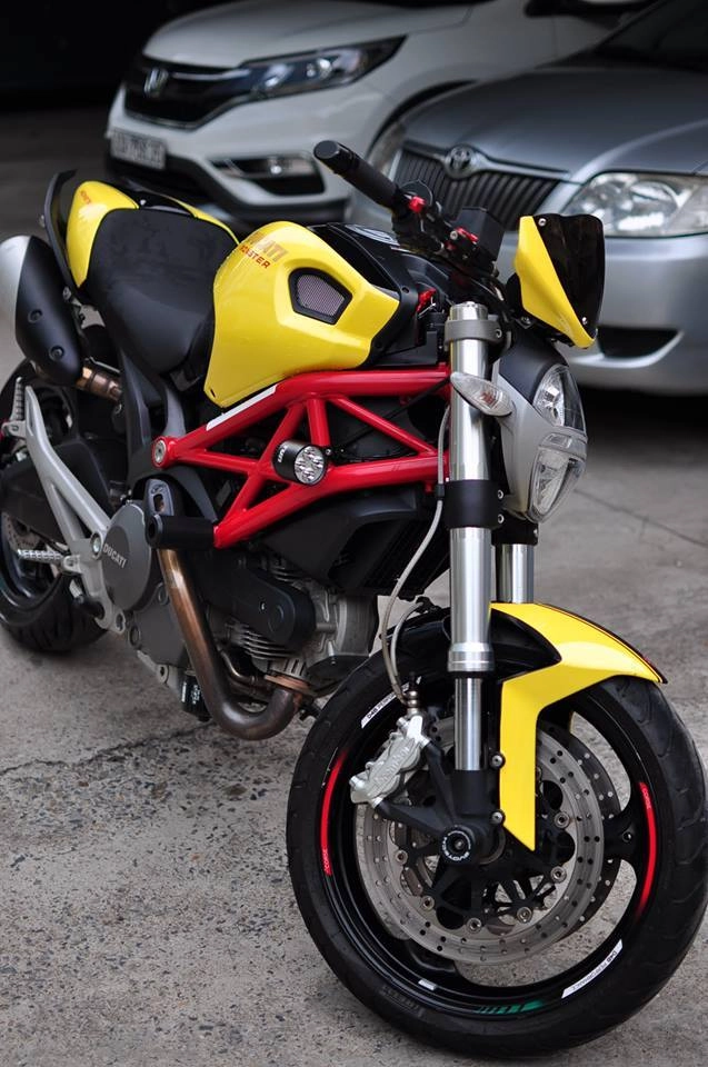 Ducati monster 795 độ nổi bật với tông vàng đỏ - 5