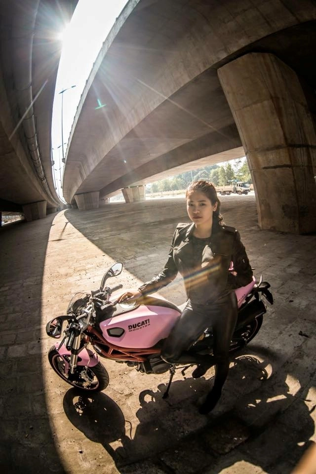 Ducati monster 795 màu hồng bên biker nữ hà nội - 4