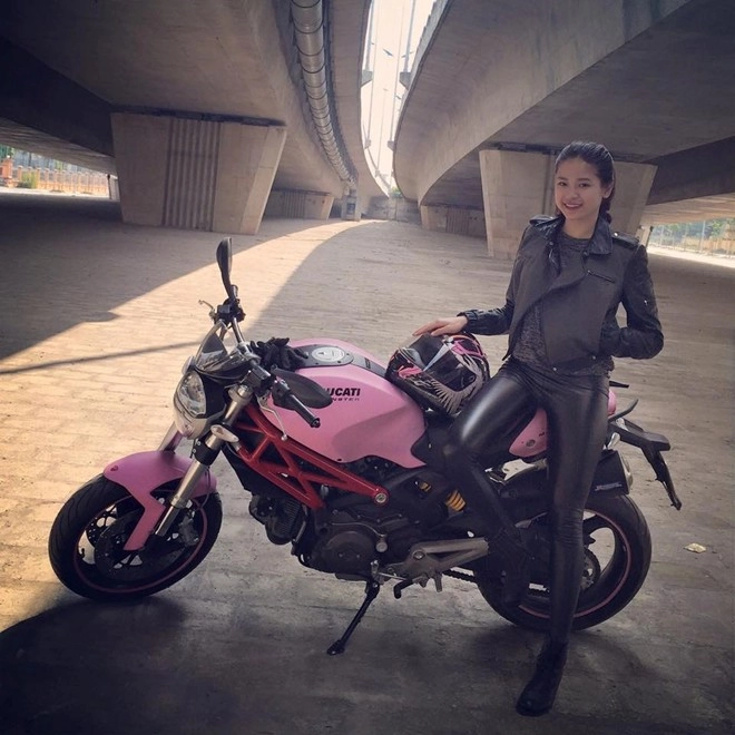 Ducati monster 795 màu hồng bên biker nữ hà nội - 5
