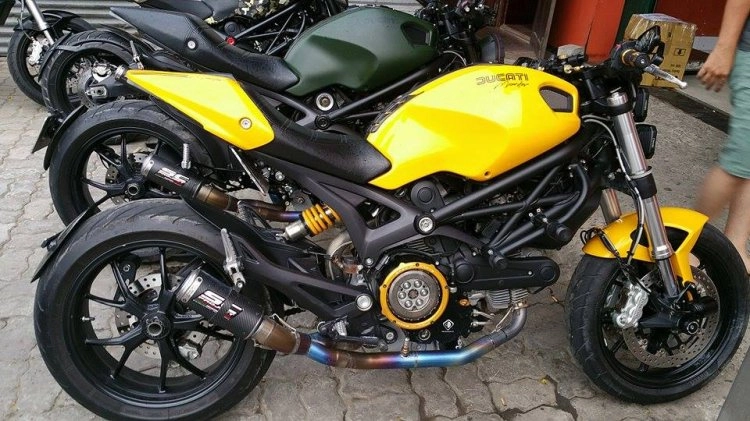 Ducati monster 796 độ cực chất với phiên bản màu vàng lạ mắt - 1