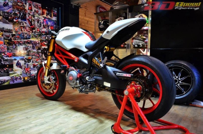 Ducati monster 796 độ nổi bật với những món đồ chơi hàng hiệu - 5