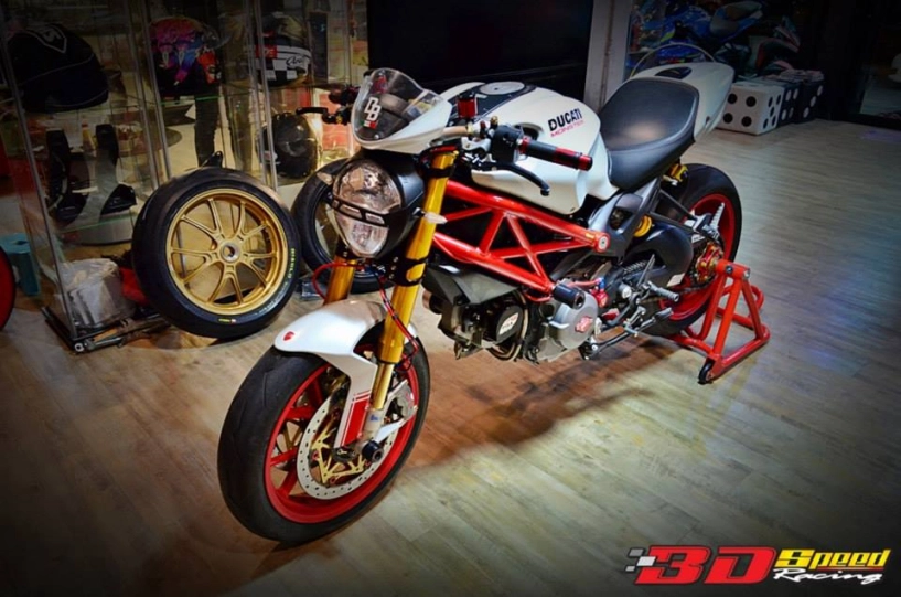 Ducati monster 796 độ nổi bật với những món đồ chơi hàng hiệu - 1