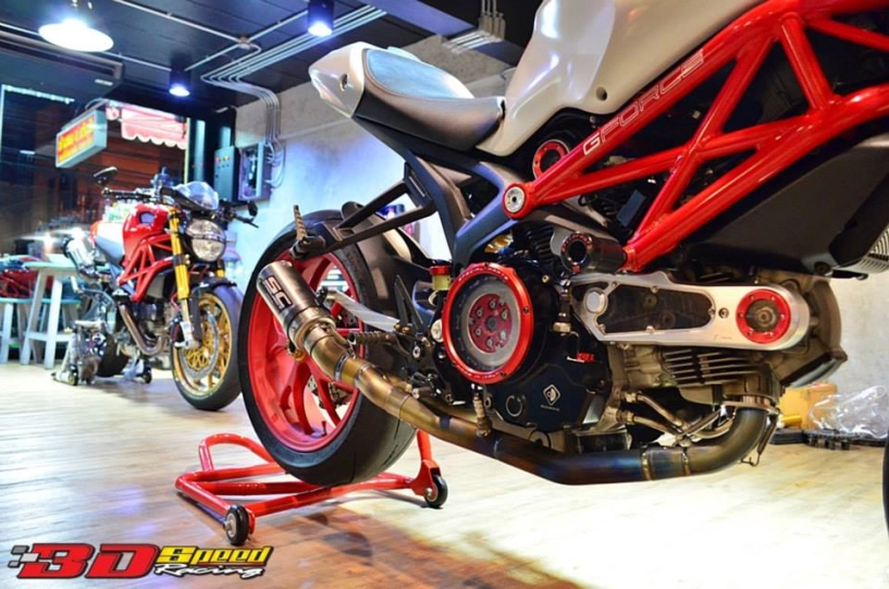Ducati monster 796 độ nổi bật với những món đồ chơi hàng hiệu - 3