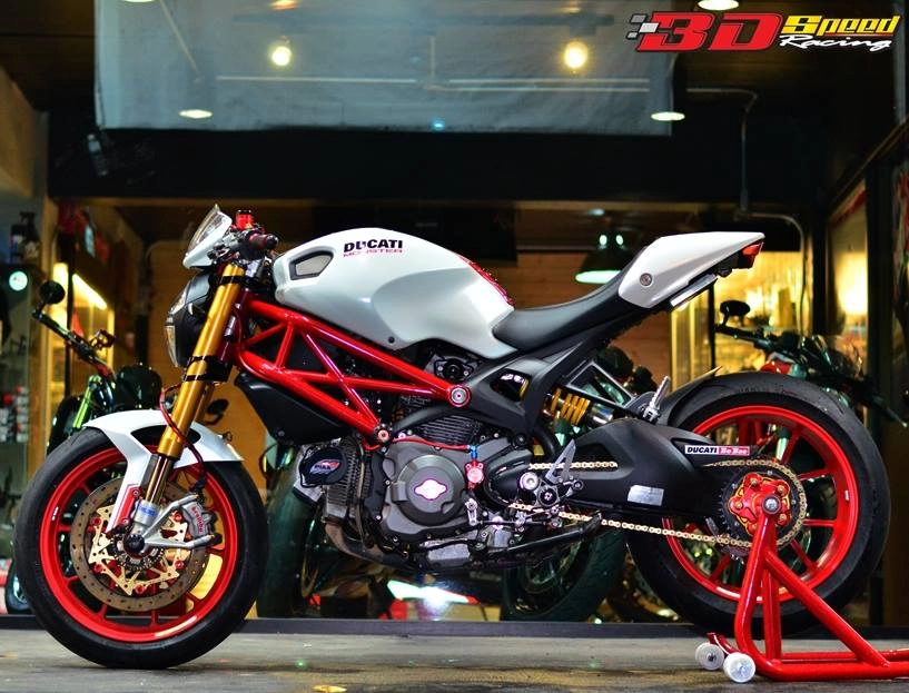 Ducati monster 796 độ sành điệu bên đồ chơi hàng hiệu - 1