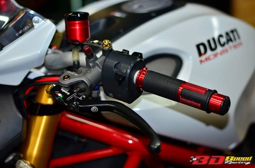 Ducati monster 796 độ sành điệu bên đồ chơi hàng hiệu - 5