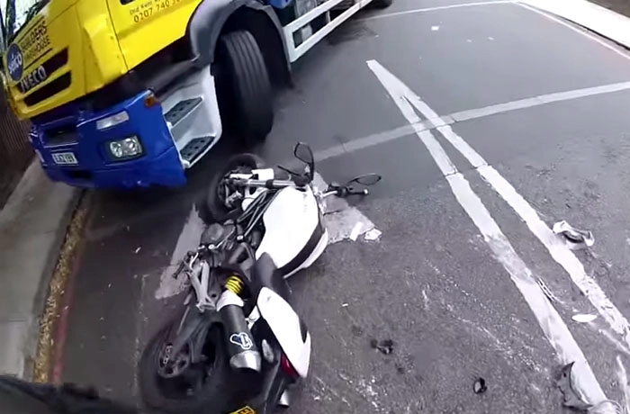 Ducati monster nát đầu dưới gầm xe tải - 3