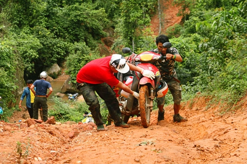 Dùng xe máy chinh phục pha luông những ngày mưa xa khơi - 3