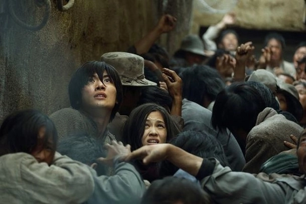 Fan phát điên với trailer dài 3 phút của live action attack on titans - 12