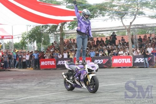 Giao lưu ngắn với nữ stunter xinh đẹp người mỹ - 4