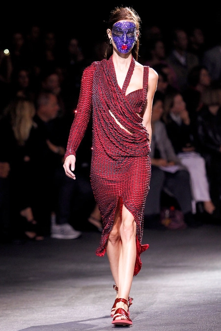 Givenchy đính sequin lên mặt người mẫu - 2