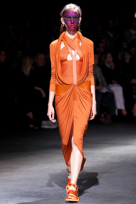 Givenchy đính sequin lên mặt người mẫu - 4
