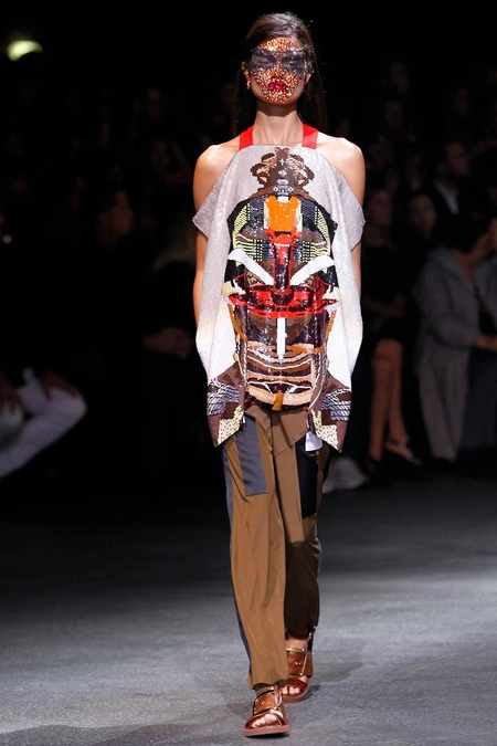Givenchy đính sequin lên mặt người mẫu - 5