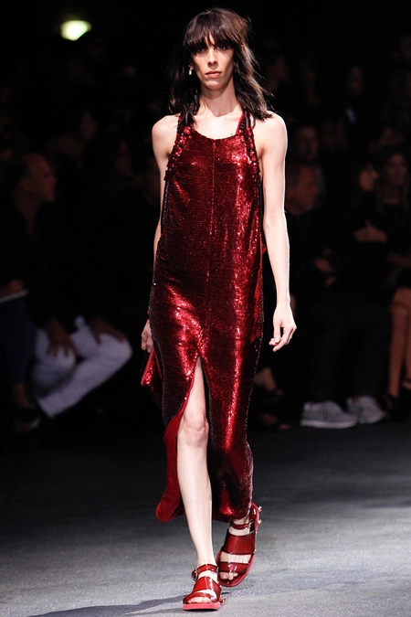 Givenchy đính sequin lên mặt người mẫu - 6